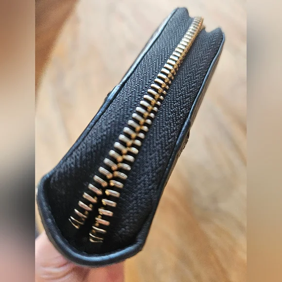 EUC GUCCI Guccissima Black Embossed Zip Wallet